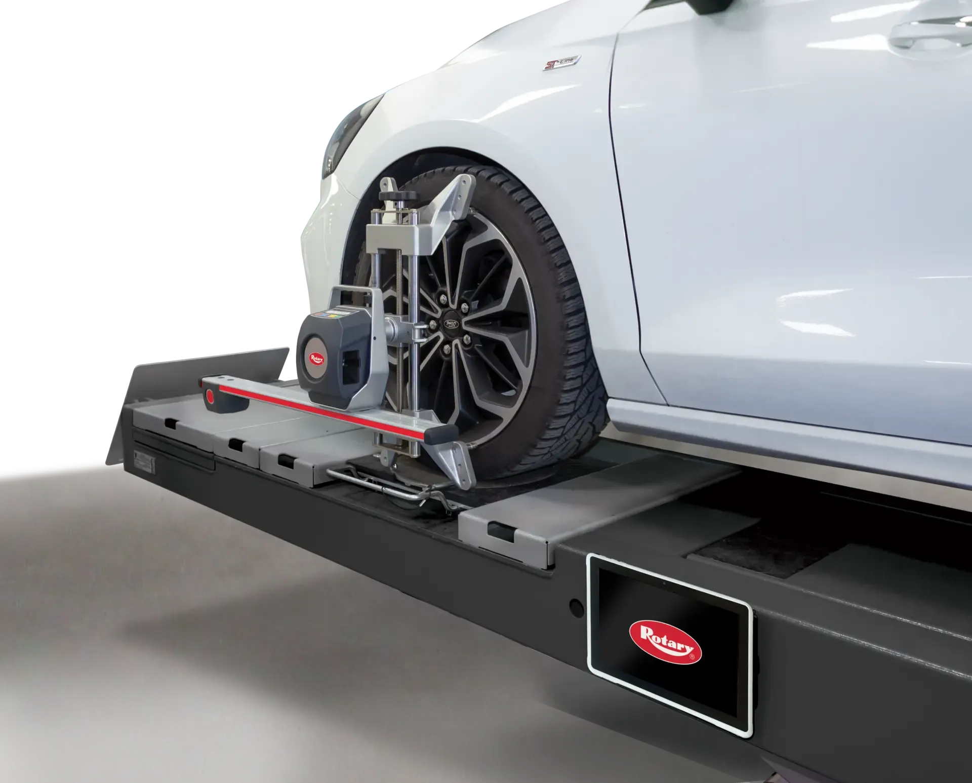 Das Vorderrad eines Autos auf einer Achsvermessungsmaschine in einer Werkstatt, mit einer Seitenansicht des Fahrzeugs auf einer erhöhten Plattform