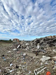 Photo alt text is missing.