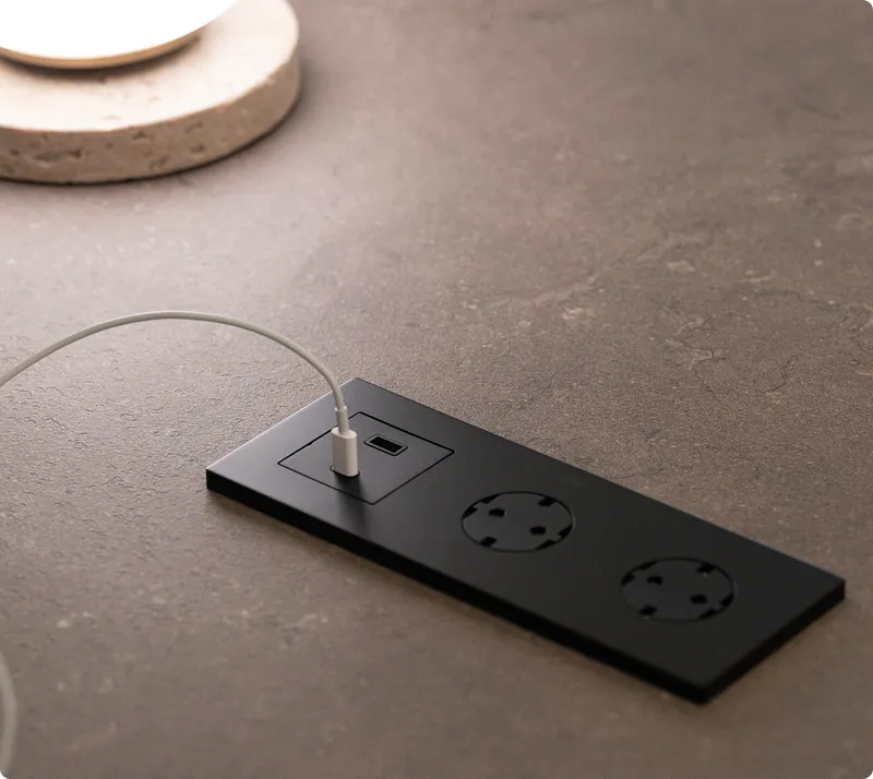 Coherence between light, space and control with Signature