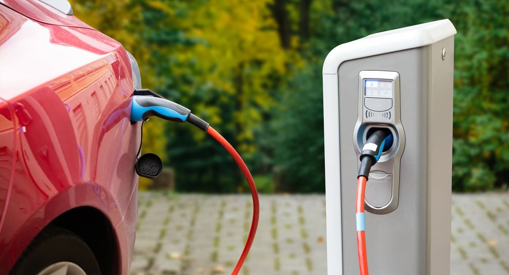 coches-electricos-con-mas-autonomia-ejemplo-de-uno-cargandose