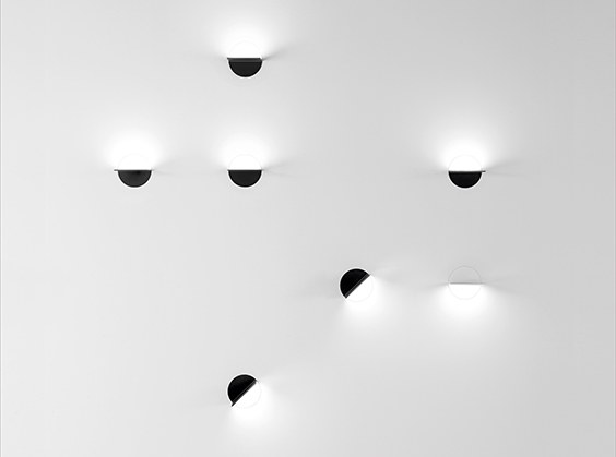 Composiciones decorativas con varios Simon Loop agrupados sobre la pared