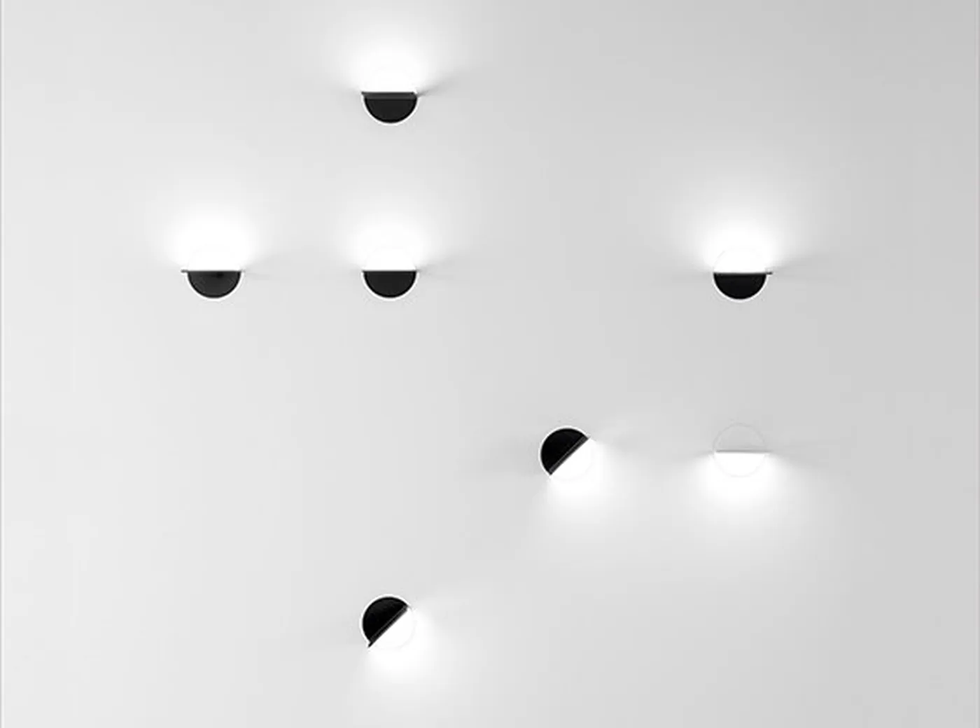 Composiciones decorativas con varios Simon Loop agrupados sobre la pared