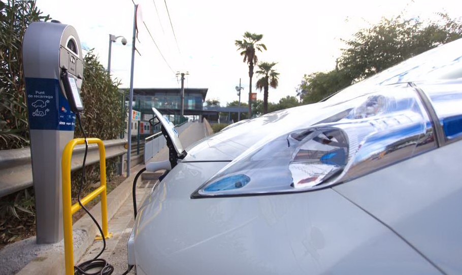 punto de recarga de vehículo eléctrico en entornos de cliente corporativo como estaciones de servicio o de trenes o autobuses