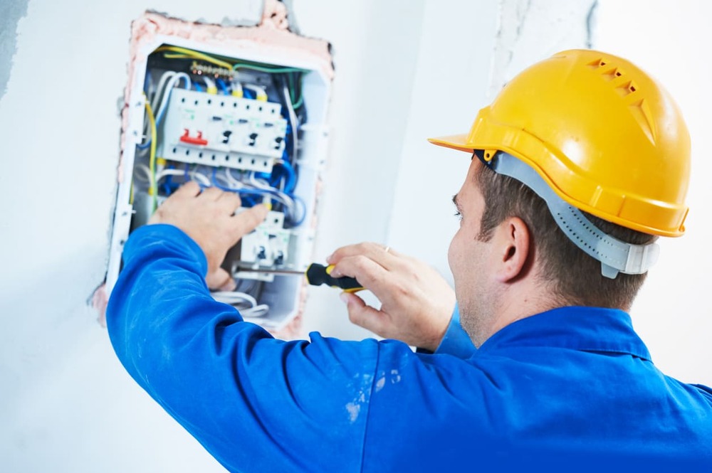 electricista con el cuadro en las instalaciones eléctricas en casas