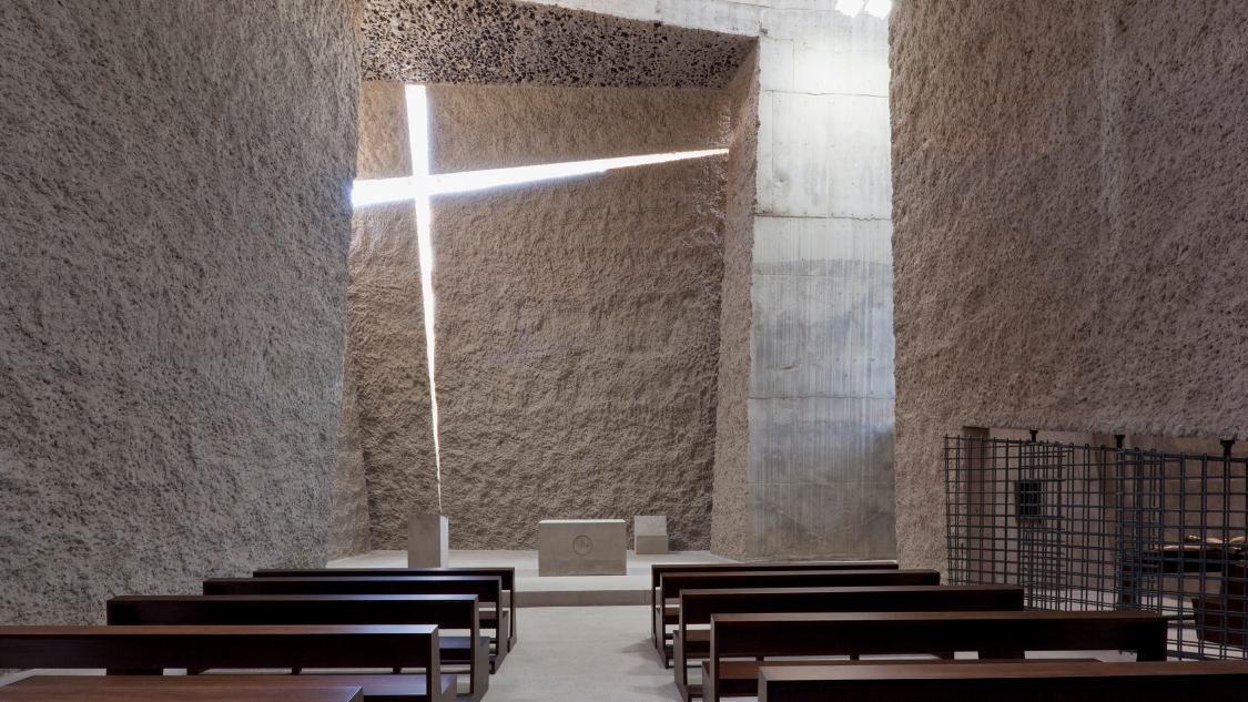 Iglesia de Fernando Menis en Tenerife. Foto de Roland Halbe.