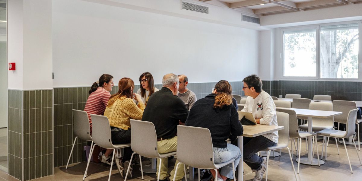 Cantina del centro de Excelencia de Formación Profesional IES Cotes Baixes (un centro donde la experiencia del usuario y la transformación de los espacios responden a los retos actuales de la educación) Cantina del centro de Excelencia de Formación Profesional IES Cotes Baixes – un centro donde la experiencia del usuario y la transformación de los espacios responden a los retos actuales de la educación.