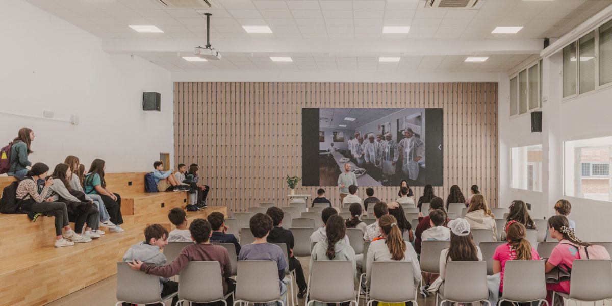 Gradas del centro de Excelencia de Formación Profesional IES Cotes Baixes – un centro donde la experiencia del usuario y la transformación de los espacios responden a los retos actuales de la educación. Gradas del centro de Excelencia de Formación Profesional IES Cotes Baixes – un centro donde la experiencia del usuario y la transformación de los espacios responden a los retos actuales de la educación.