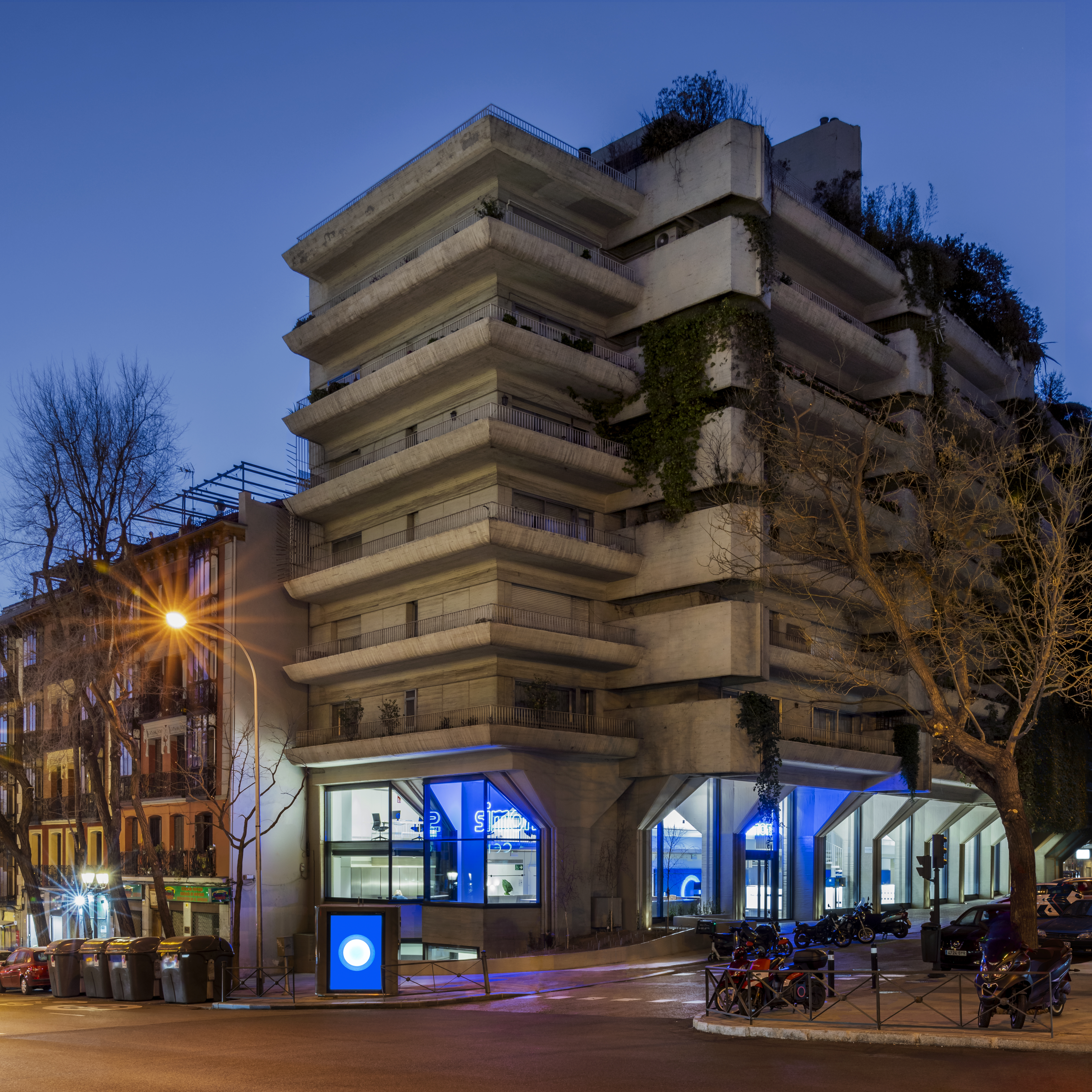 Un edificio de 1.600 metros cuadrados distribuido en dos plantas donde los visitantes tienen la oportunidad de conocer las últimas novedades de Simon, asistir a conferencias, eventos y sesiones de formación, o disfrutar de un entorno experiencial en el que entender cómo la luz puede transformar ambientes y estados de ánimo, cambiar percepciones y emociones y, en definitiva, cambiarnos la vida. Un espacio que aspira a convertirse en un referente en la divulgación sobre todo lo relacionado con la luz, y un punto de encuentro privilegiado que nos permitirá generar y mantener relaciones estratégicas de confianza con los principales estudios de arquitectura nacionales e internacionales, así como interioristas, constructores, otros prescriptores y llegar hasta el usuario final. En resumen, un reflejo de más de un siglo de conocimiento, experiencia y legado industrial, en un entorno en el que intercambiar ideas e impulsar proyectos con las comunidades creativas y emprendedoras para cocrear con la luz.