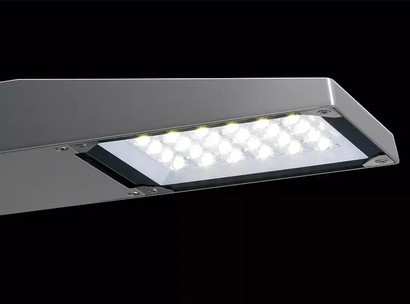 Detalle constructivo de la luminaria Simon Tau S con cuerpo de fundición de aluminio y conector ZHAGA/NEMA