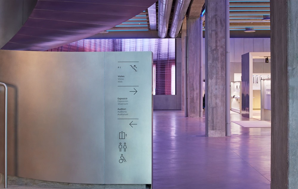 Señalética en la planta baja, edificio SWITCH