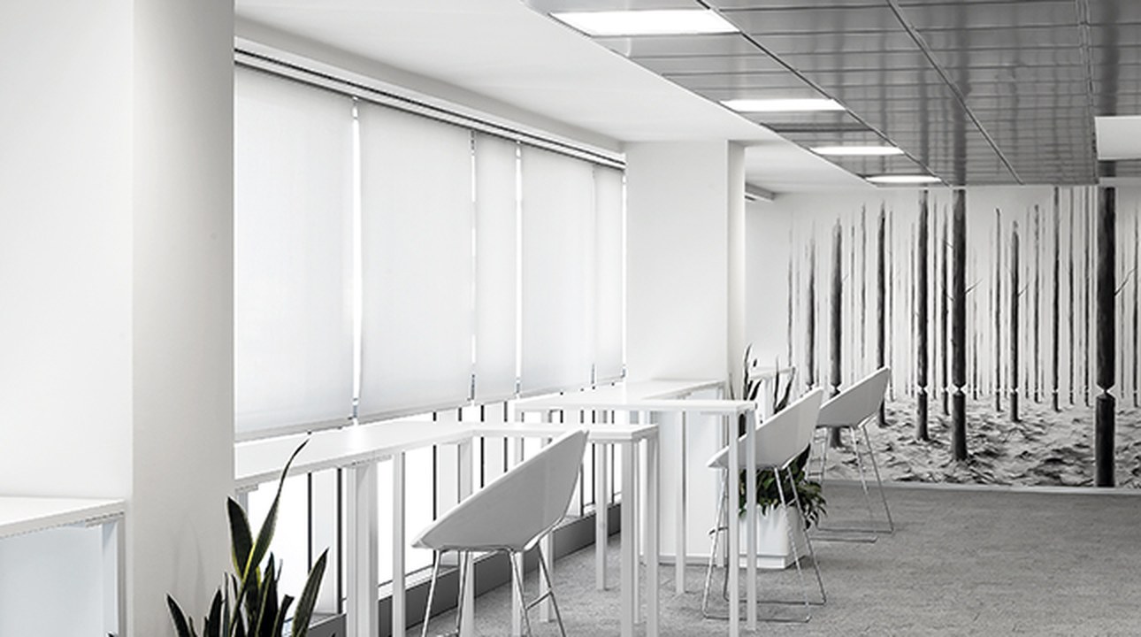 Bureau avec plafond technique modulaire éclairé par des luminaires Simon 720