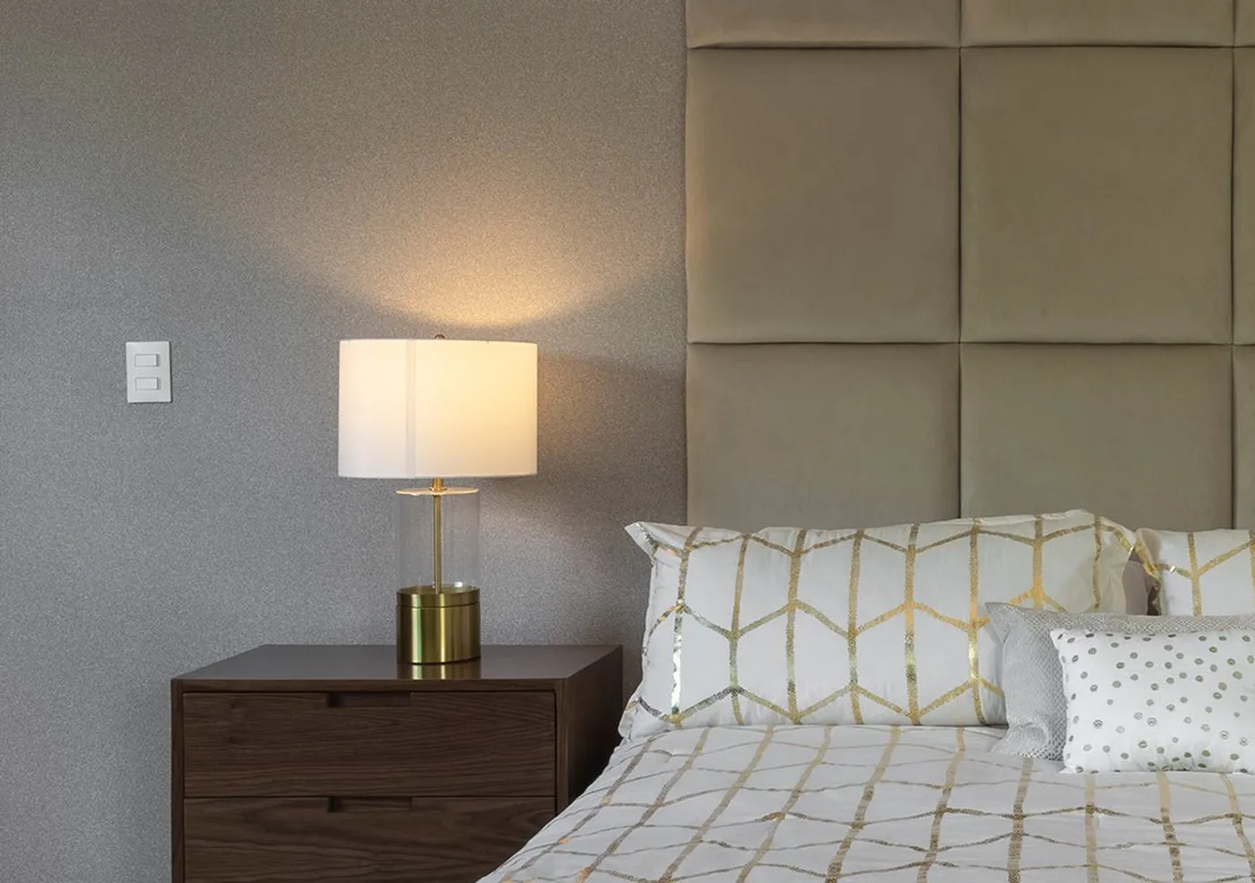 Residential setting with Simon 26 mechanisms — installation on a neutral wall.