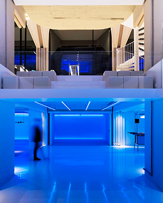 La Casa de la Luz, que próximamente abrirá sus puertas, es el nuevo buque insignia de Simon, emplazado en una espectacular planta baja del emblemático conjunto arquitectónico conocido como el “Oasis” en Madrid. Ubicado en una esquina junto a la glorieta de San Bernardo, este espacio que Simon ha rehabilitado respetando su esplendor original, es obra del reconocido arquitecto Fernando Higueras, representante de la corriente brutalista más innovadora y arriesgada de su época. La Casa de la Luz, va más allá de albergar nuestras oficinas de Madrid y de ser un showroom en el sentido tradicional, ya que es el hogar de la nueva luz; una luz sensible que trasciende su funcionalidad para emocionar.