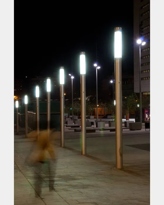 Aplicación urbana real de Simon Kuma — calle, plaza, parque, zona comercial