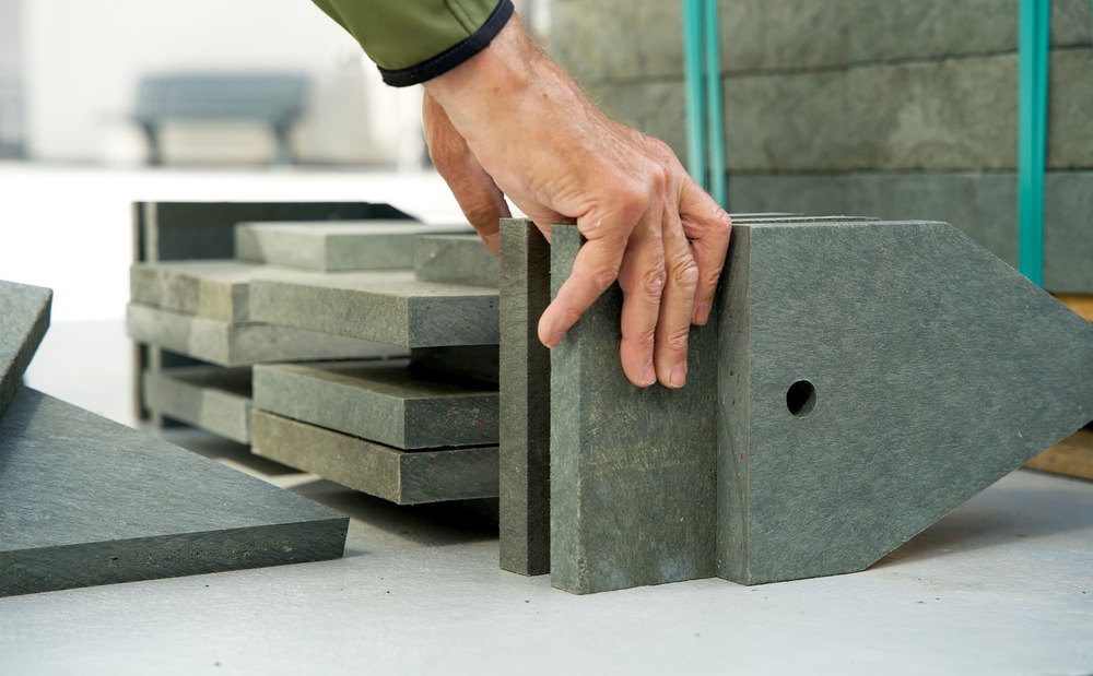 Mano de hombre sostiene una muestra de biomateriales para construcción