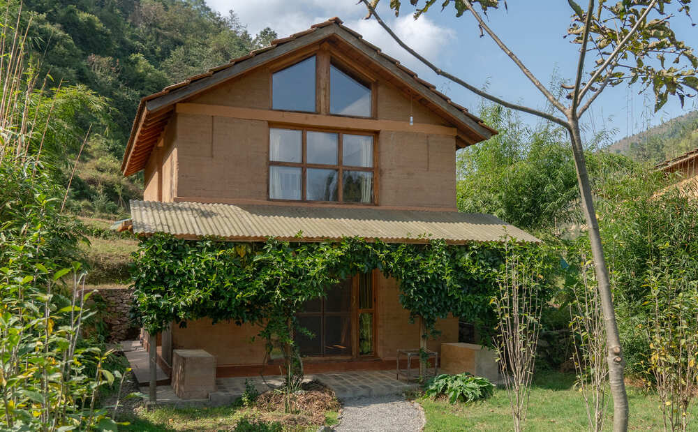 Casa de dos plantas hecha de biomateriales
