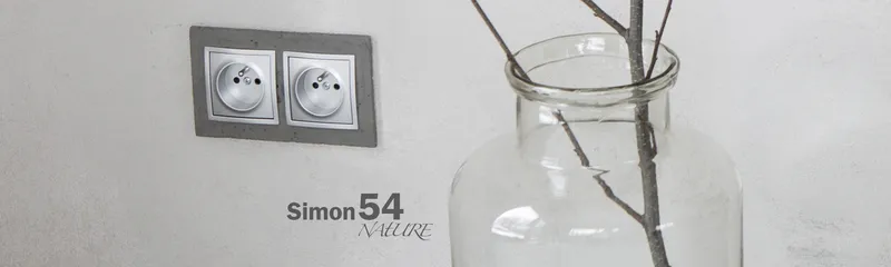 Plaques Simon 54 Nature en béton sur mur clair