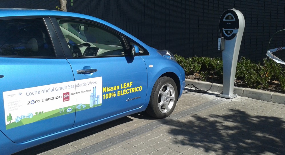 punto de recarga de vehículo eléctrico en entornos de cliente corporativo como vía pública