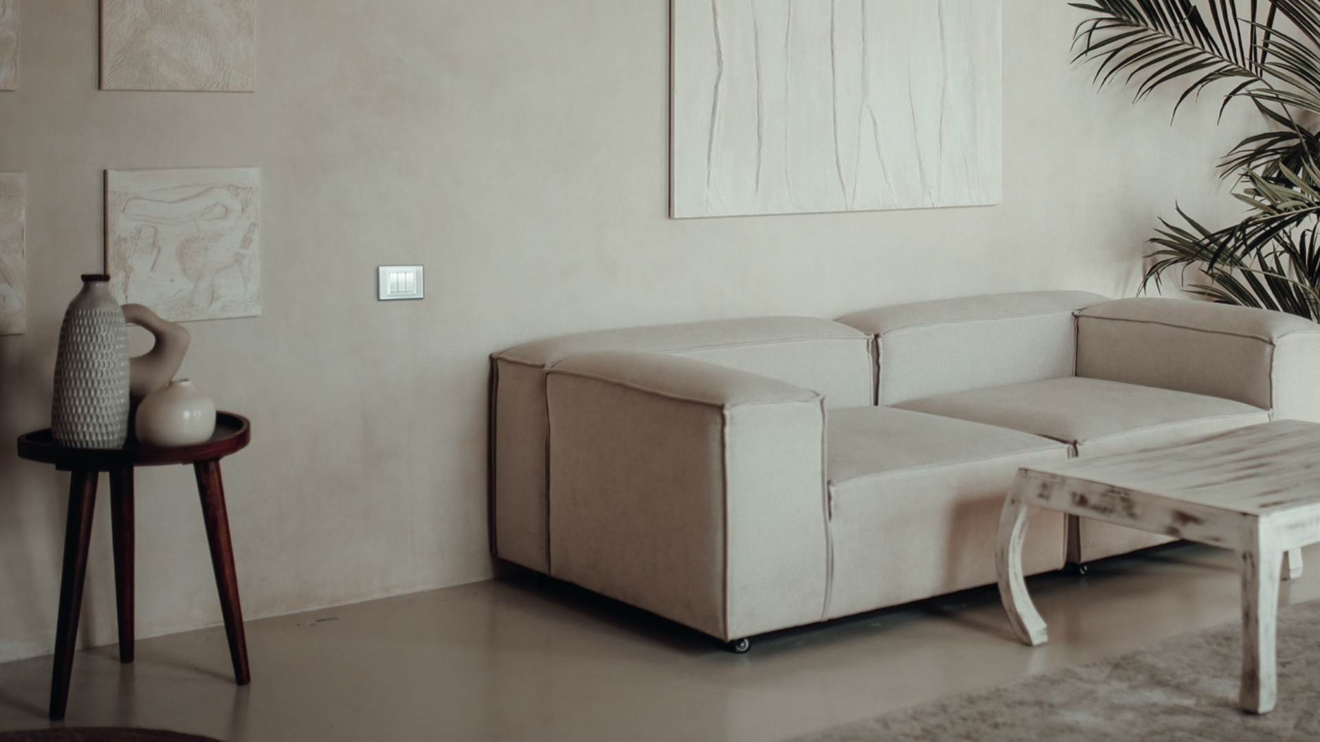 Simon 82 Nature mechanism installed in a kitchen with grey cabinets and a natural plant