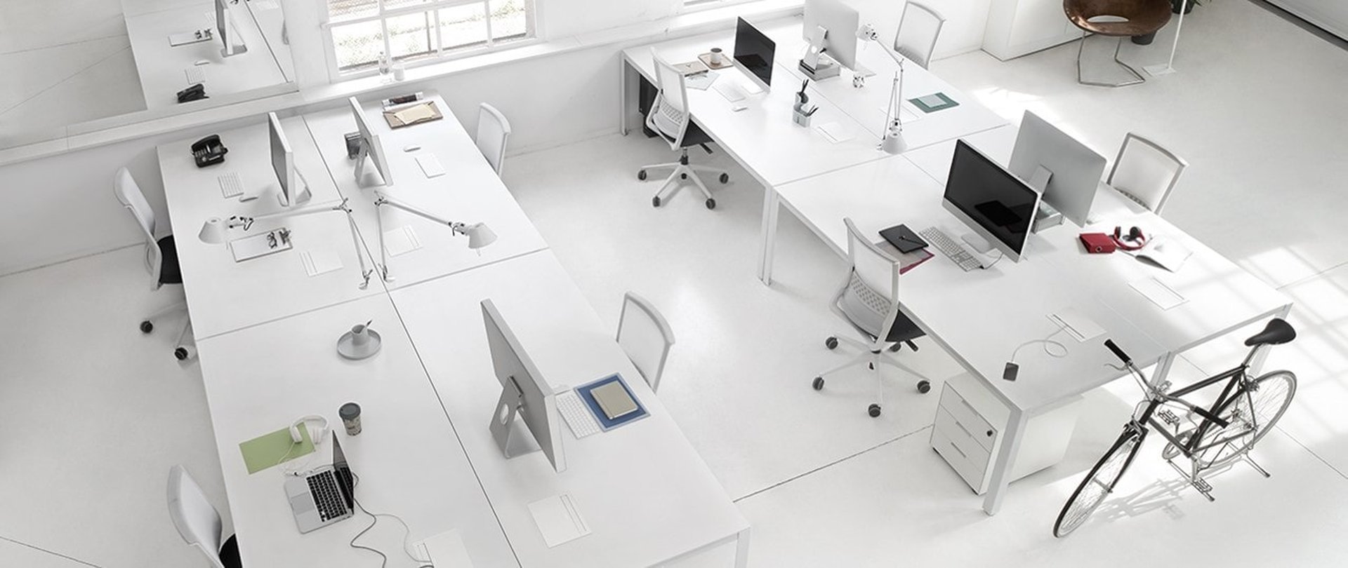 Overhead view of office with meeting table and Simon 400 connectivity