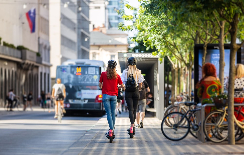 calle con tránsito de distintos vehículos y personas