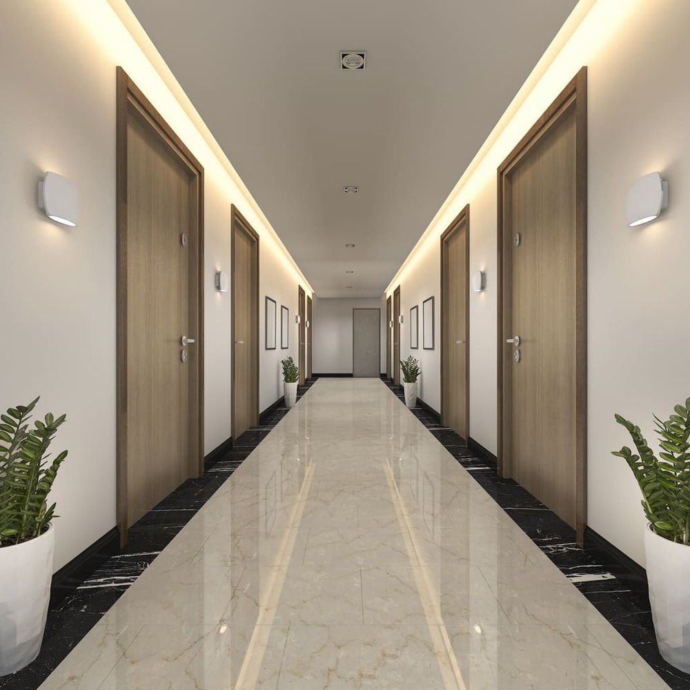 iluminación en hoteles pasillo y distintas puertas de habitaciones