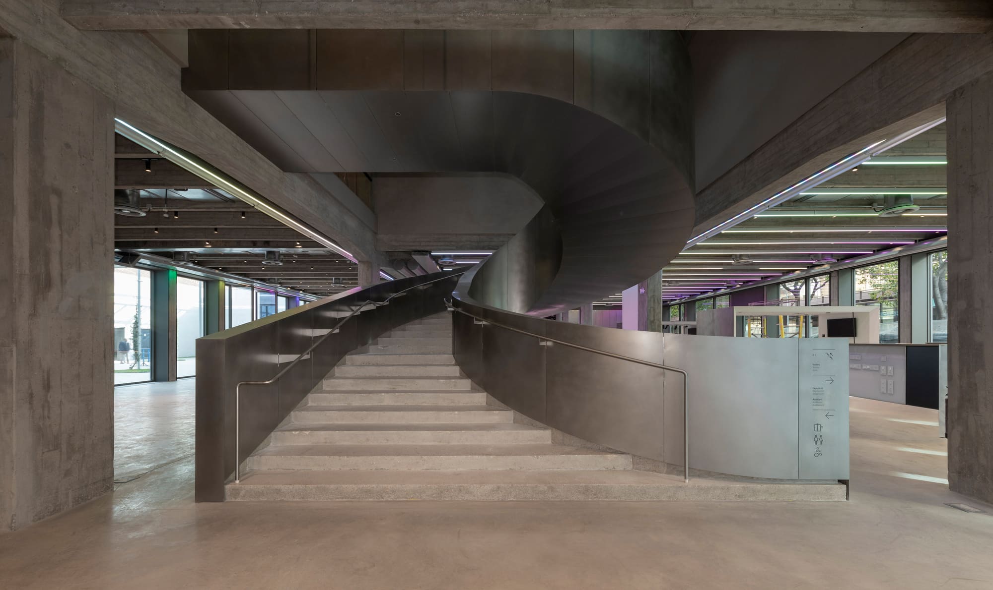 Escalera helicoidal en la planta baja, fotografía Rafael Vargas