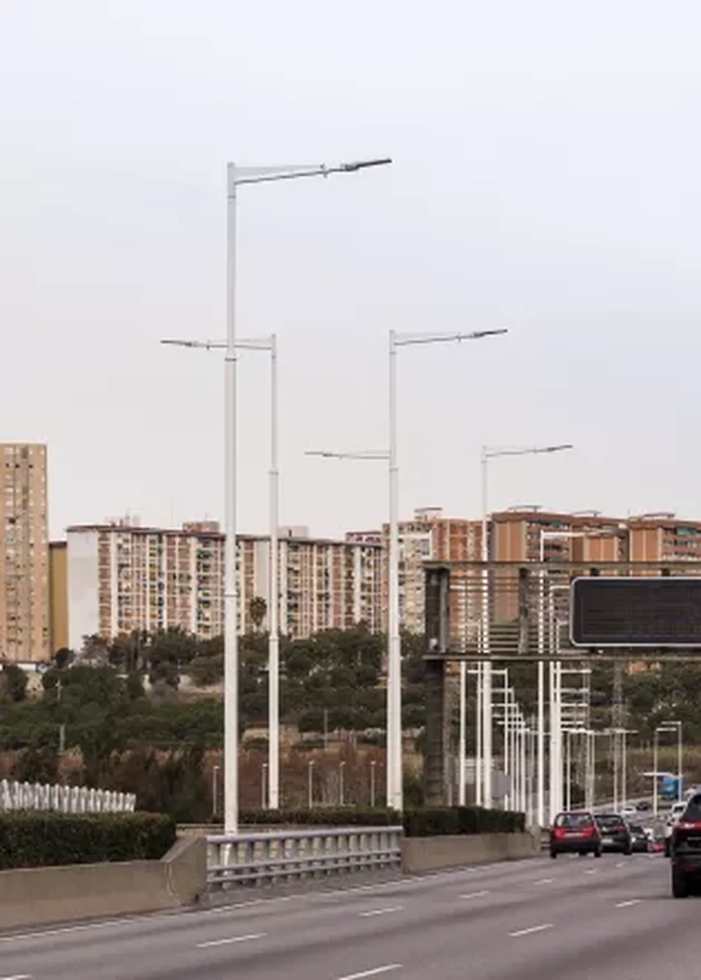 Simon Nath L luminaire installation on an urban road with efficient night-time lighting
