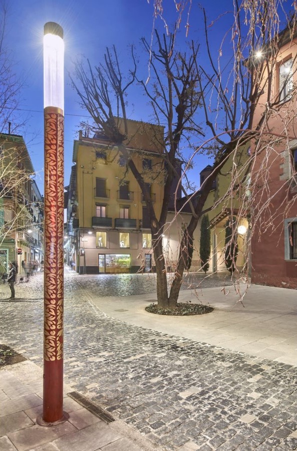 luminaria kuma y arte de Miquel Blay en la plaza del Carme de Olot