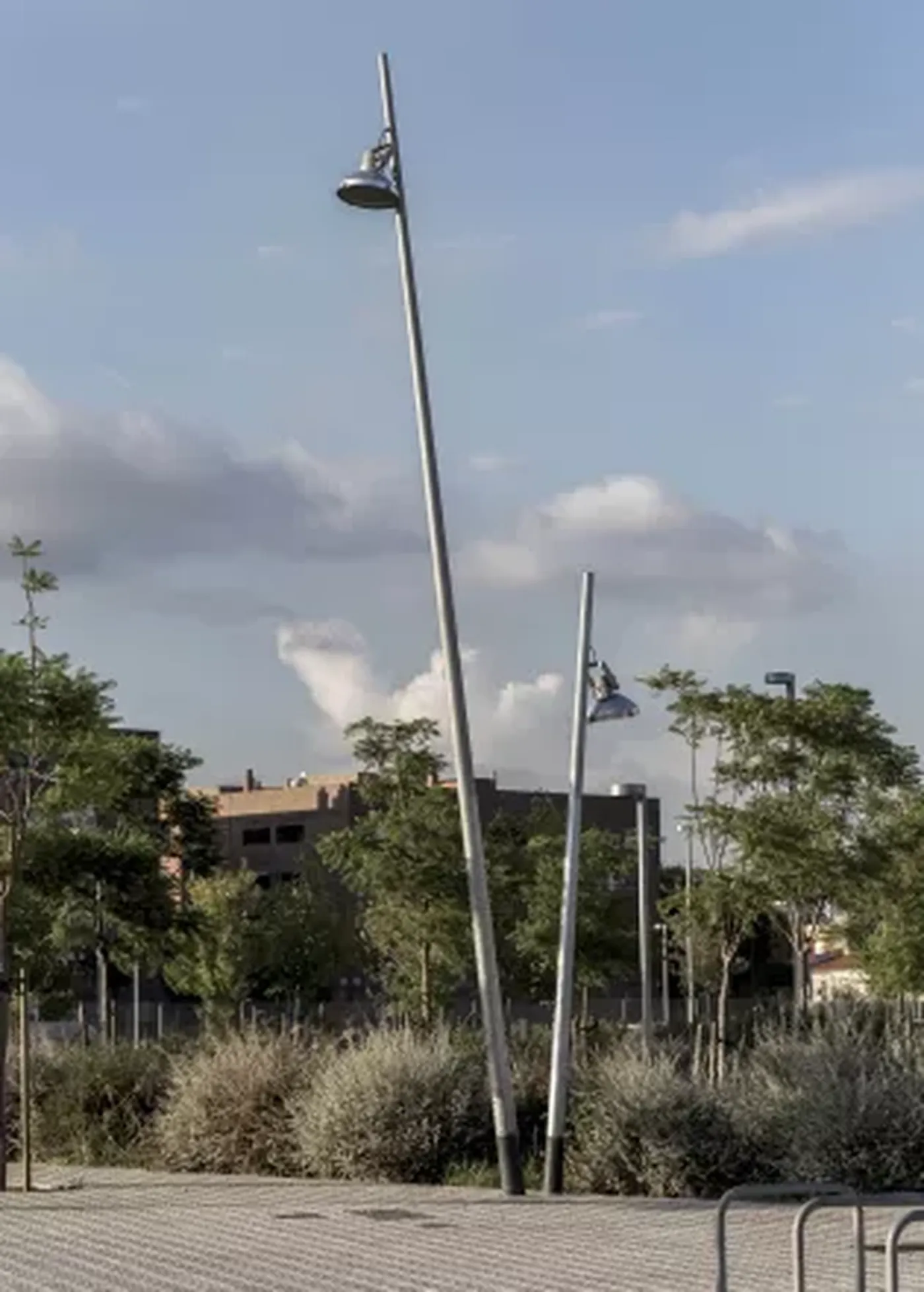 Instalación de Simon Lore en avenida o parque urbano