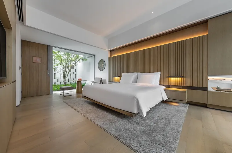Alila hotel Wuzhen — king-size bed hotel room (mobile)