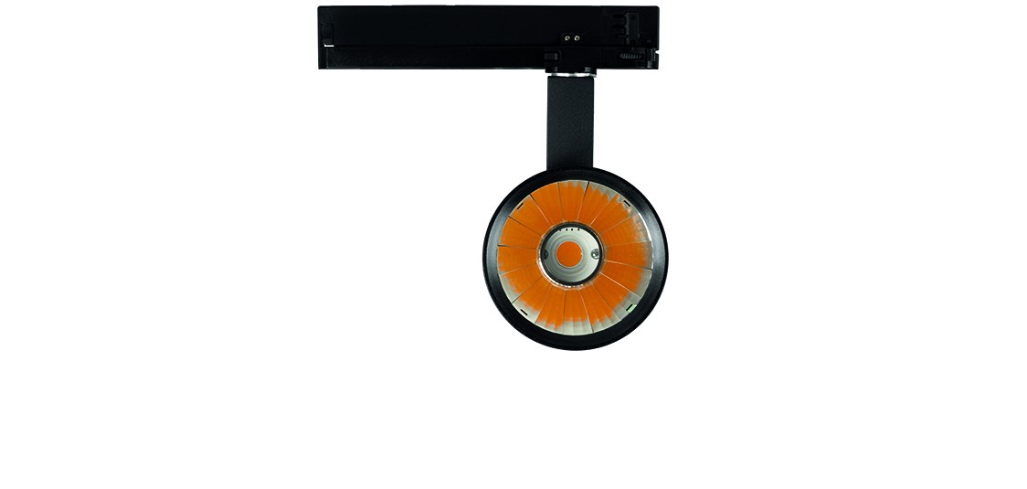 Vista frontal del Simon 650 negro con COB LED encendido en luz cálida — detalle óptico