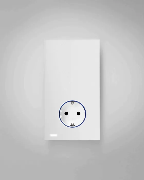Розетка Simon 100 iO с синим LED-индикатором на сером фоне — вертикальный вид