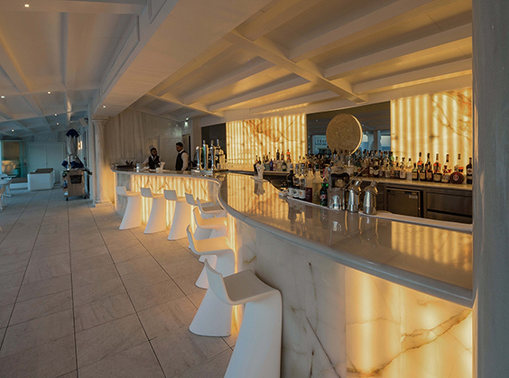 Restaurant bar with onyx wall illuminated by Simon 810 — special lighting for hospitality