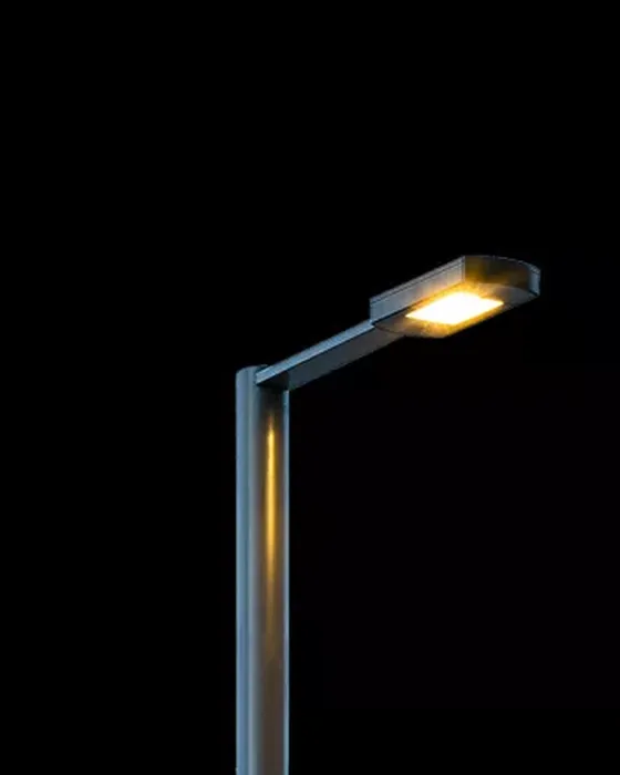 Luminaire décoratif Simon Altair LED taille I sur colonne Kelp — réflecteur tronc-pyramidal anti-éblouissement