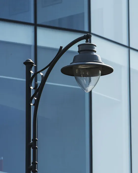 Simon Bora — detalle del difusor cónico con luz suave, vista de cerca.