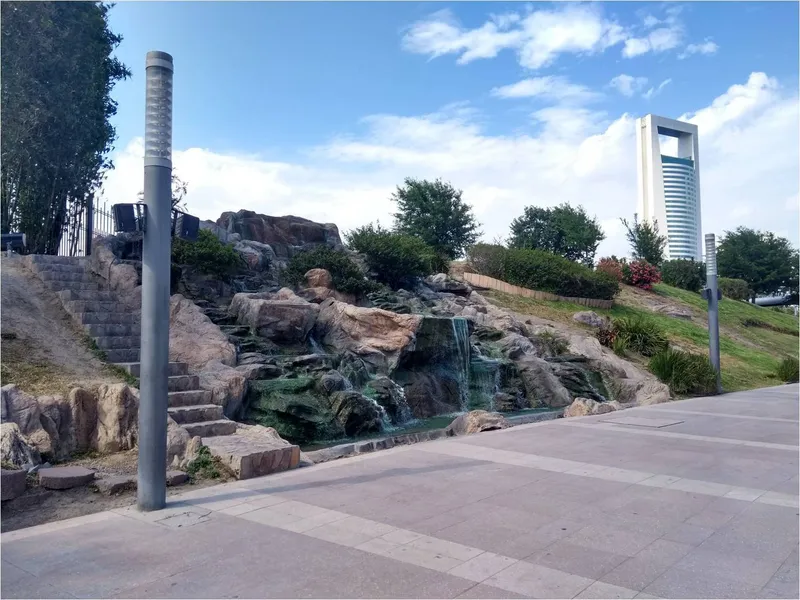 Columna Simon Kuma LED en gris mate — versatilidad urbana