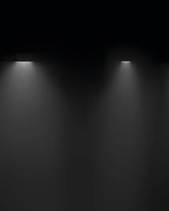 Quatre downlights linéaires Simon 720 allumés sur fond sombre montrant l'effet lumineux