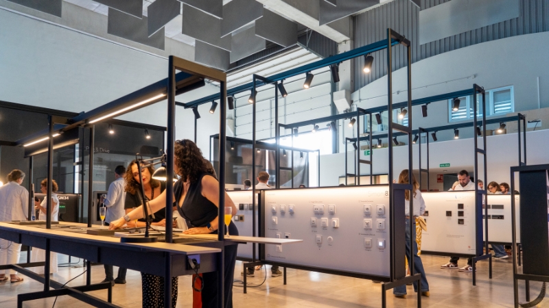 evento-luz-es-mas-arquitectura-e-identidad-showroom-simon-coruna3