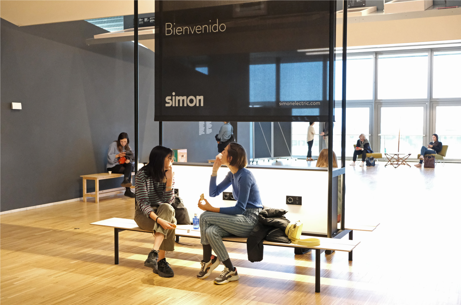 Puntos de carga usb Simon AEC 2021