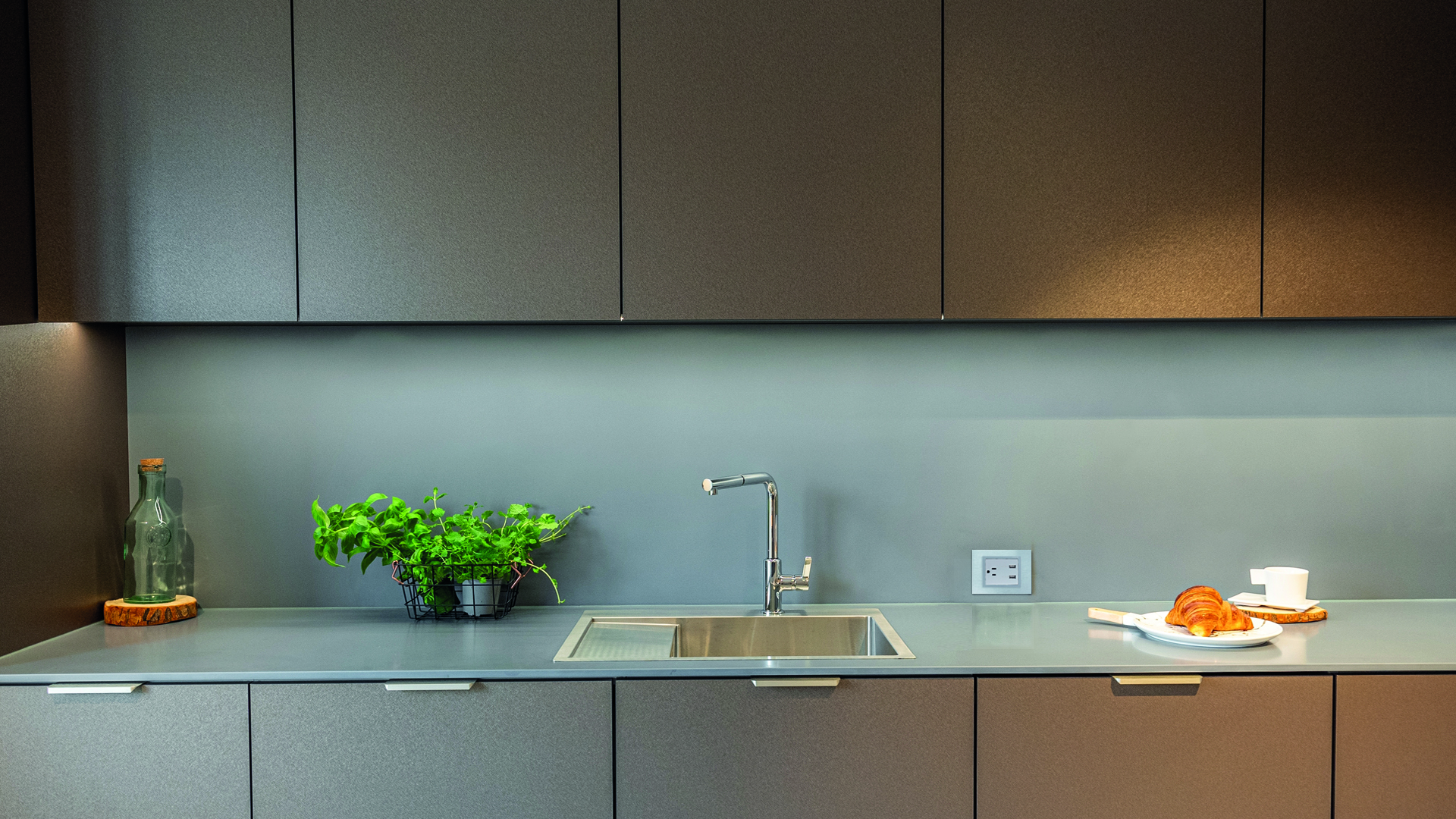 Simon 82 Nature mechanism installed in a kitchen with marble countertop and black tap