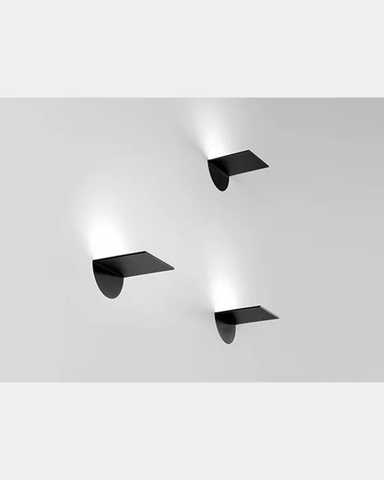 Detalle de Simon Loop con líneas elegantes y mínimo grosor — tecnología OLED para luz orgánica