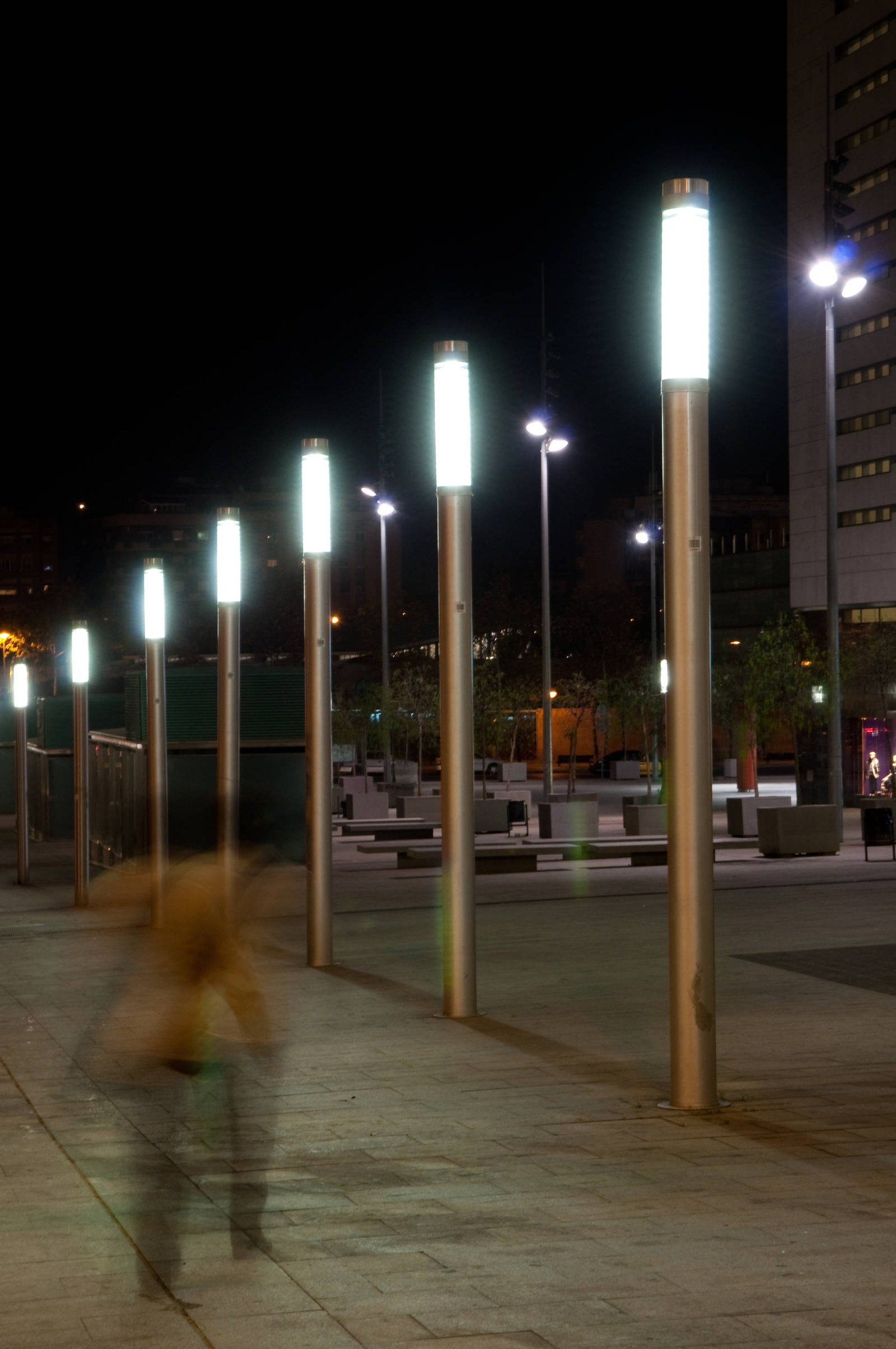 Aplicación real Simon Kuma — vial urbano nocturno con iluminación uniforme