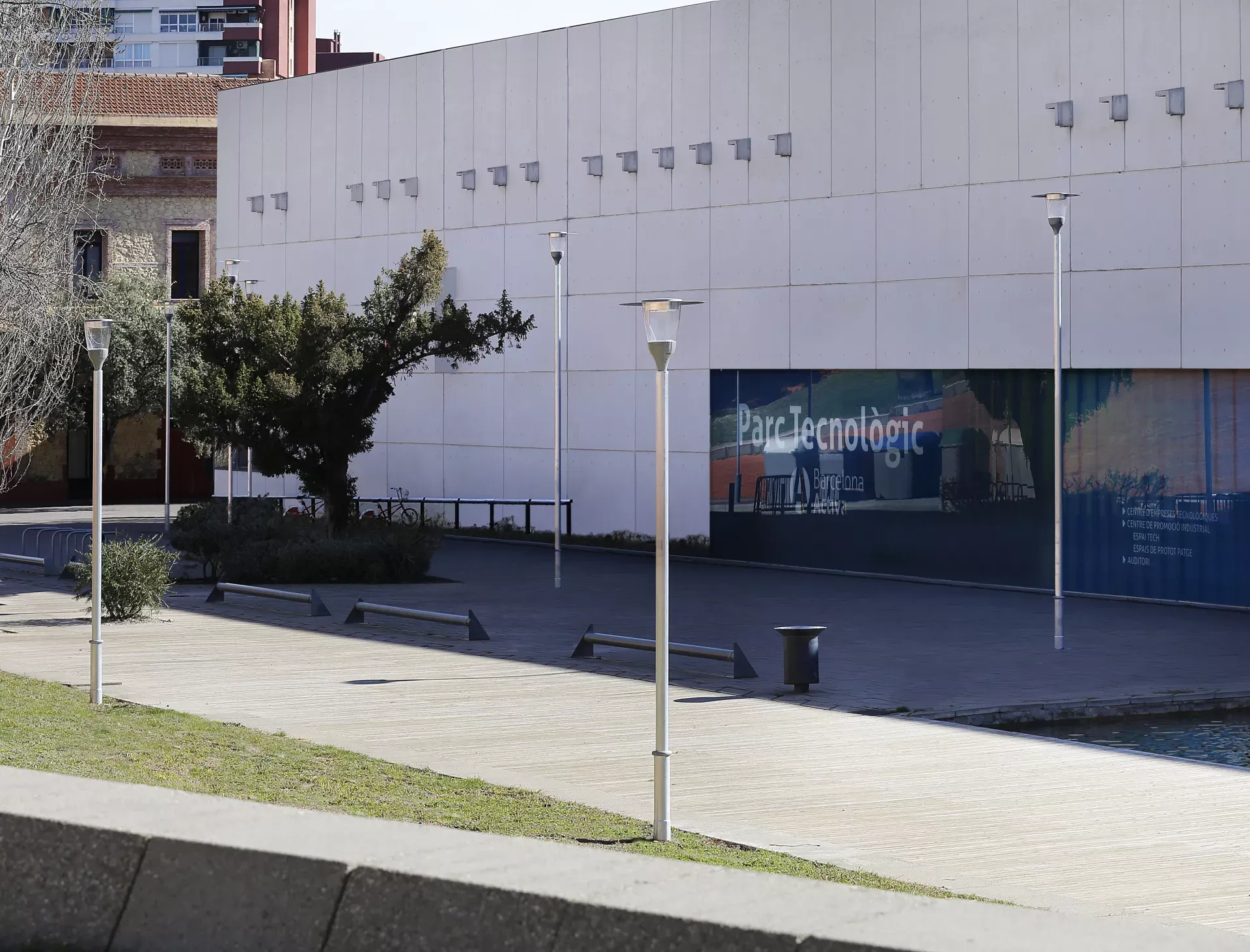 Luminaire urbain décoratif Simon Hydra Istanium LED — éclairage public post-top