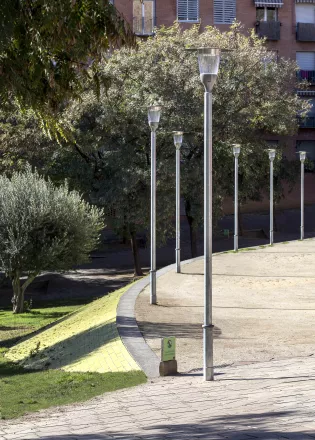 Application Simon Hydra dans un parc urbain avec éclairage chaud nocturne