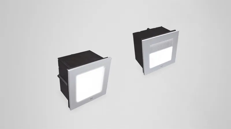 Two Simon 835 square luminaires in aluminium finish with indirect and diffuse optics illuminated