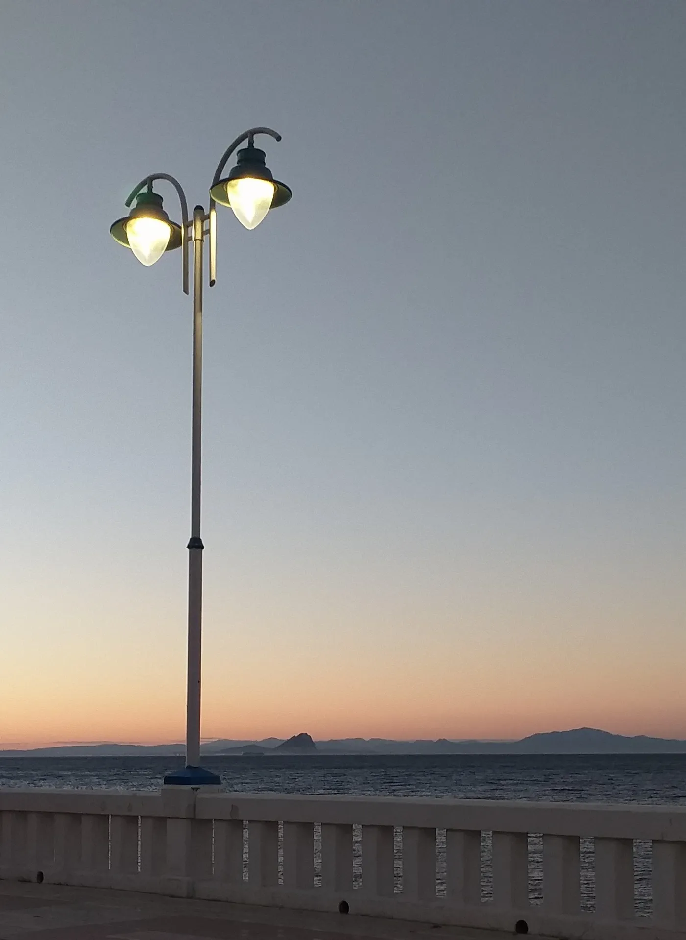 Simon Bora le long d'une promenade maritime