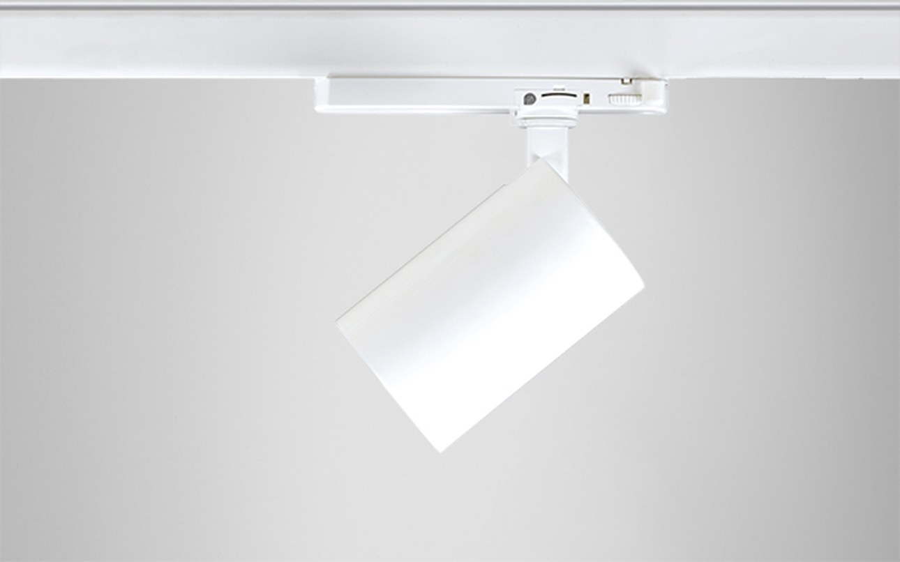 Spot cylindrique Simon 615 blanc vue 3/4 sur rail montrant la rotation et le basculement