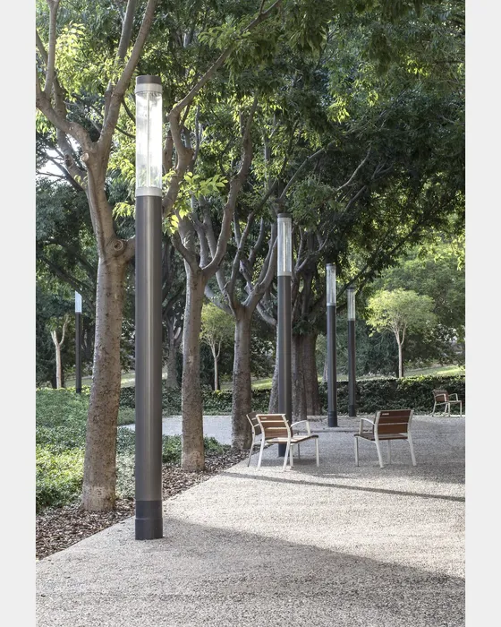 Columna Simon Kuma instalada en exterior — robustez IP66 e IK08