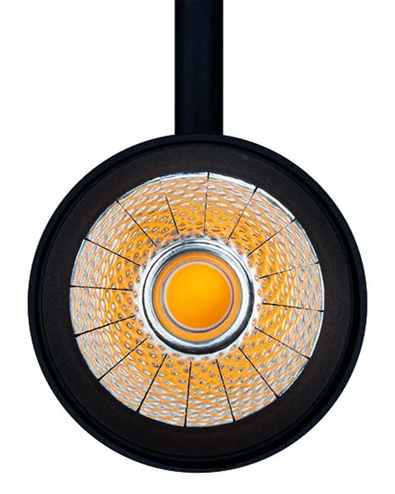 Simon 650 negro vista frontal con COB LED y panal de abeja dorado para alta calidad cromática